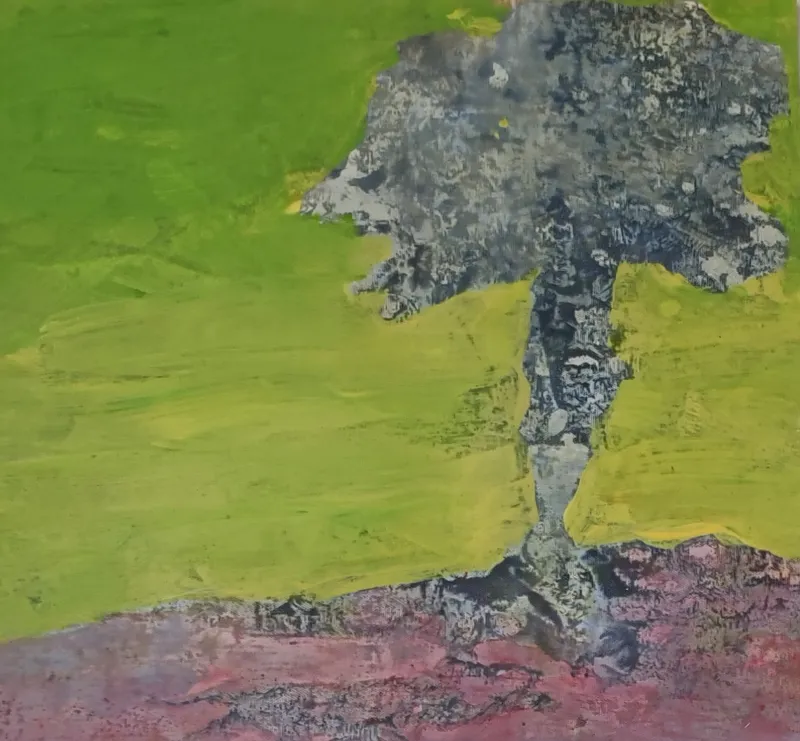 Einzelner Baum in grüner Landschaft